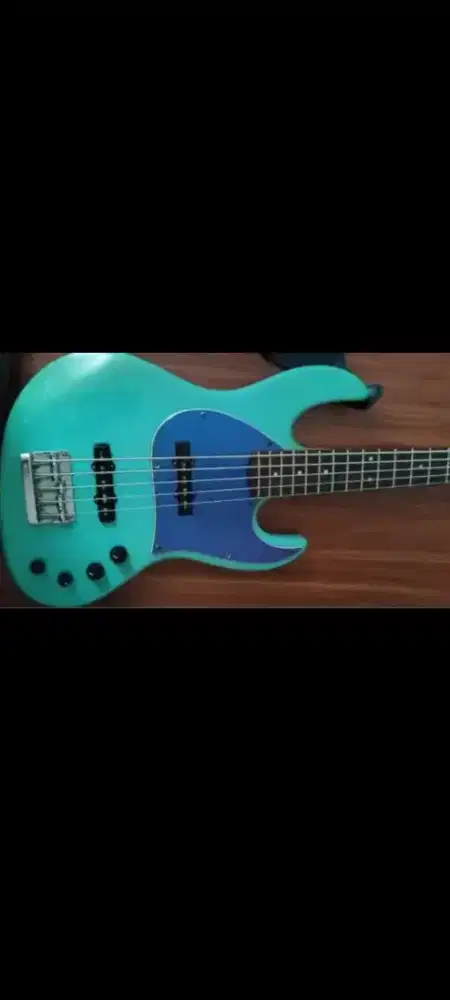 Bass Mavis 5 string