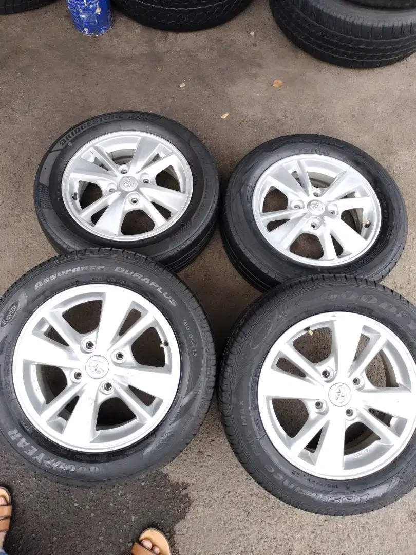 Velg original OEM Toyota Avanza Veloz ring 15 4x114,3 ban 185/65 R15
