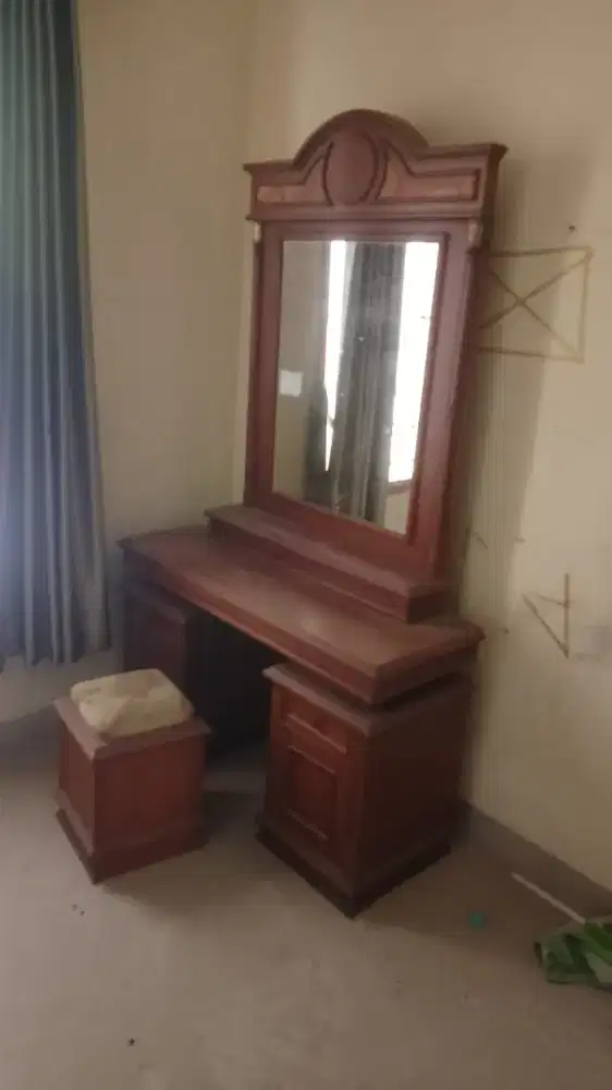 Satu Set Meja Rias Bekas