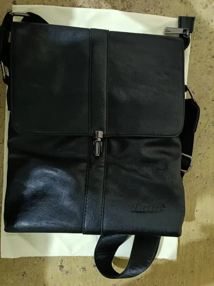 Tas selempang merk Bata