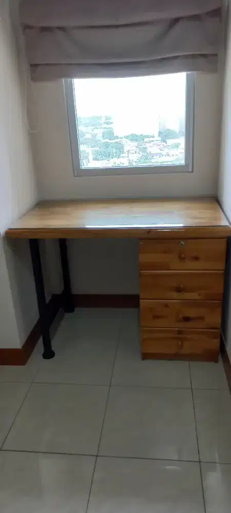 Meja tulis 4 laci Kayu solid
