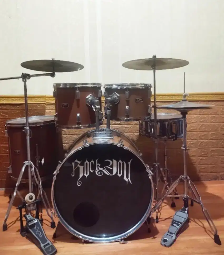 Drum set ISUZU komplit dengan Simbal