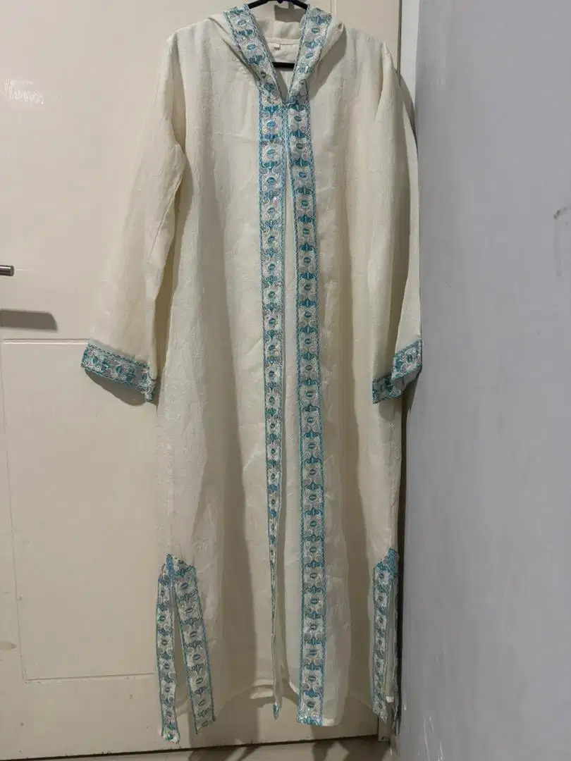 Abaya hoodie warna putih tulang