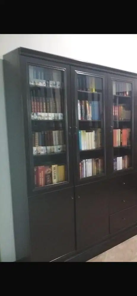 lemari buku atau hias