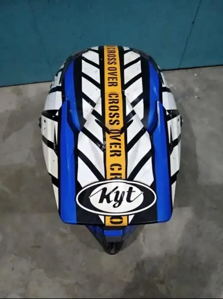 Di jual cepat helm motor cross merek KYT