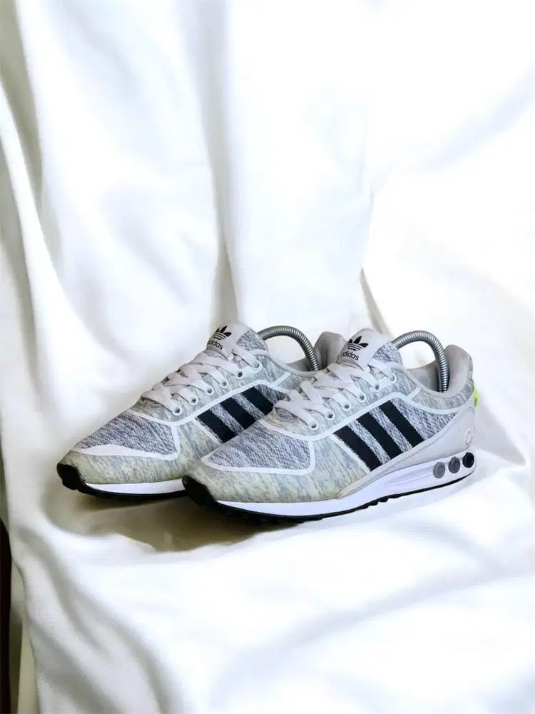 Sepatu Second Branded Adidas LA Trainer II size 40