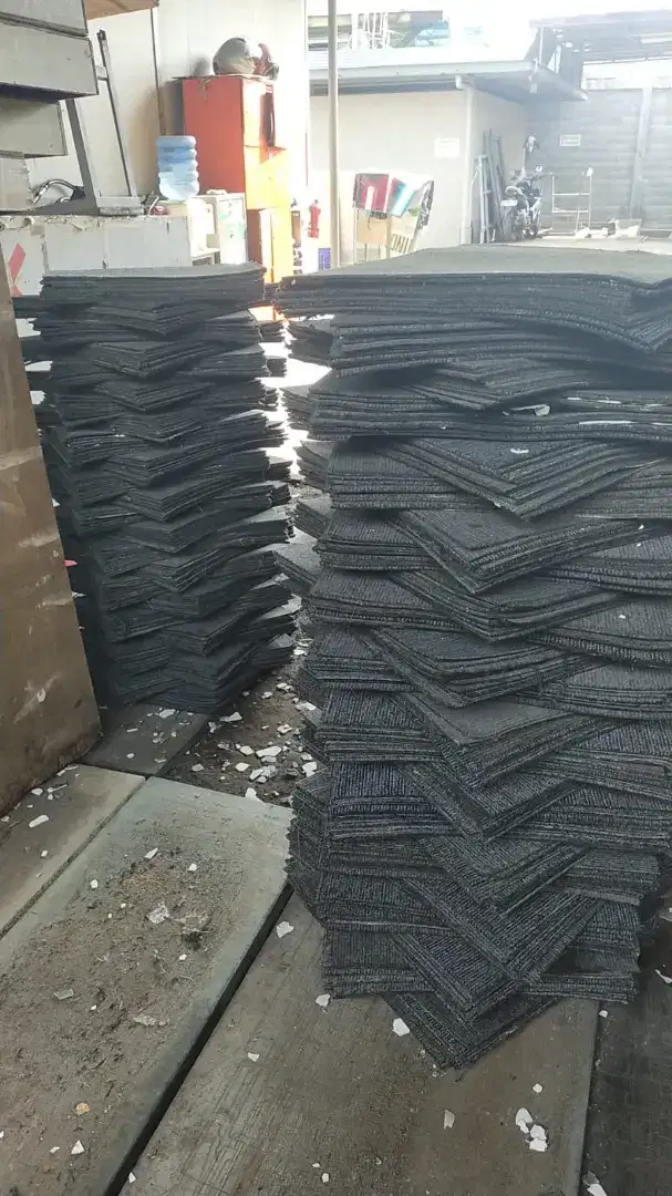 Jual beli karpet tile