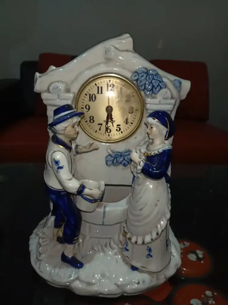 Patungi Keramik model sepasang ada jamnya.