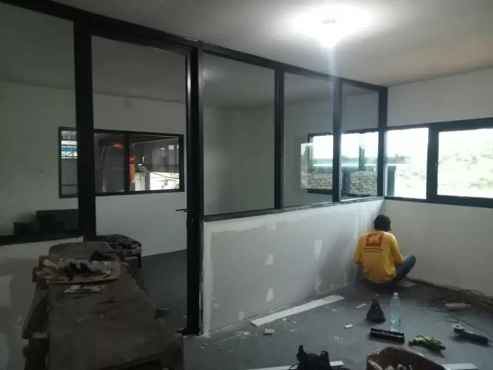 mengerjakan almunium...pintu almunium..jendela almunium