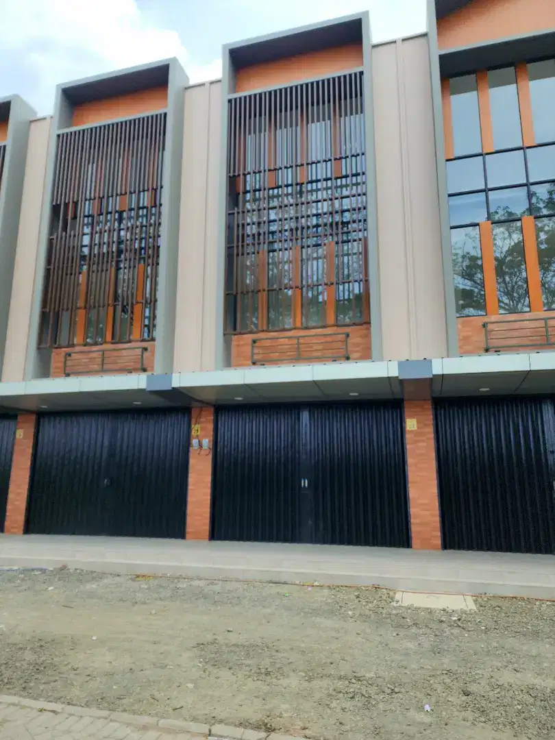 Ruko 3 lantai di jalan utama perumahan metland cibitung