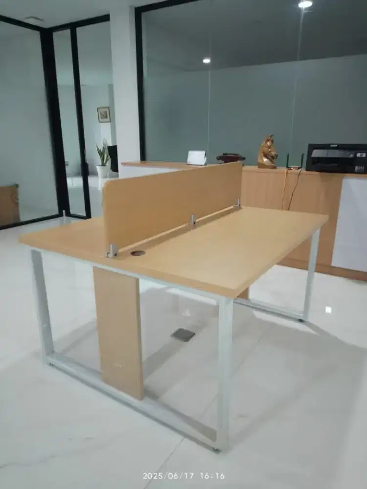 meja partisi kantor