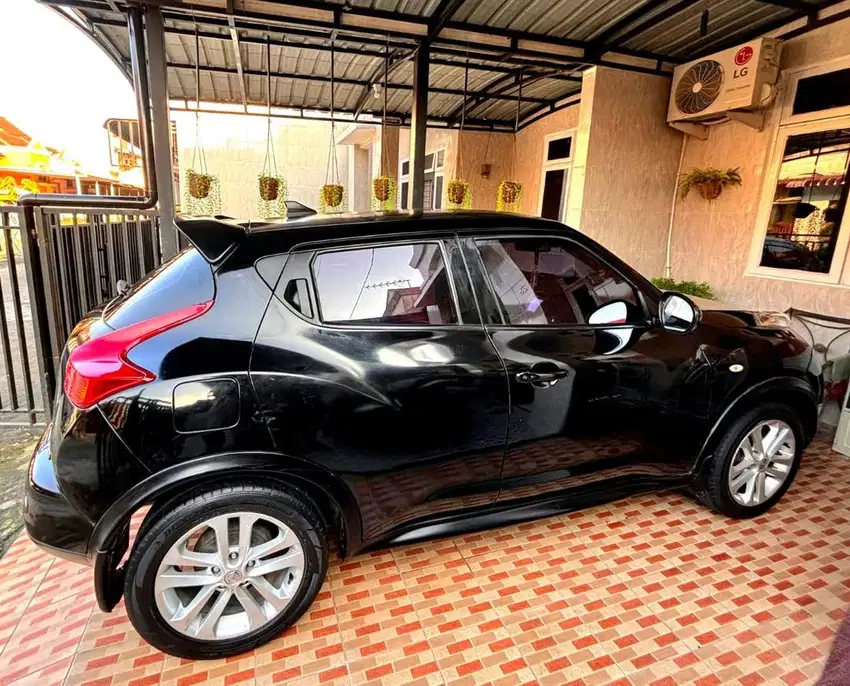 Juke tahun 2011 type 1,5 rx ( tertinggi ) a/t warna hitam