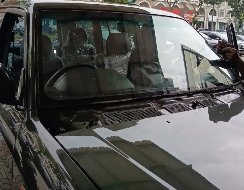 Kaca depan Toyota Prado 1998