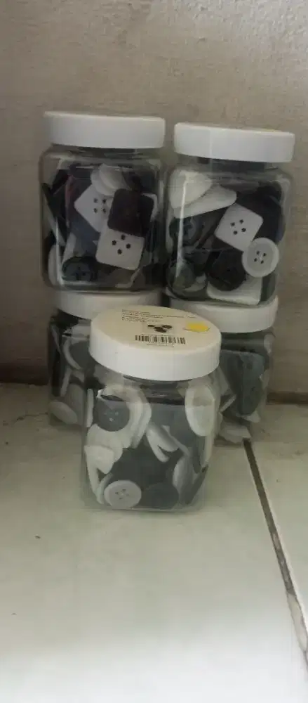 Kancing hitam putih