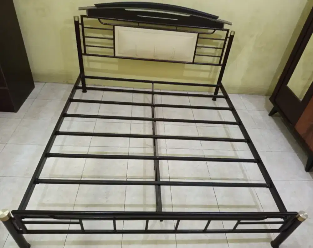 Tempat Tidur Besi 180 cm x 200 cm