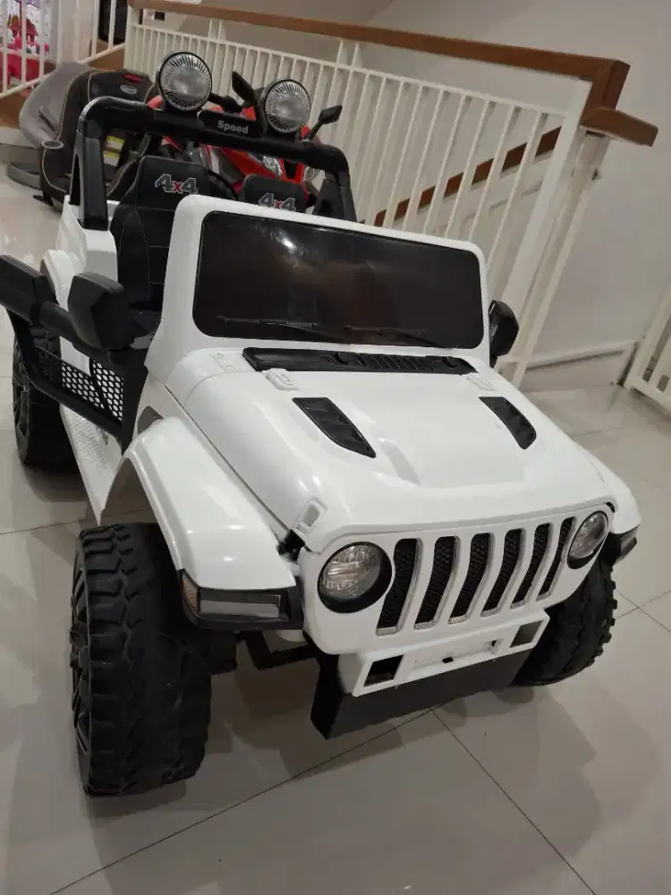 PRELOVED MOBIL AKI JEEP RUBICON PUTIH