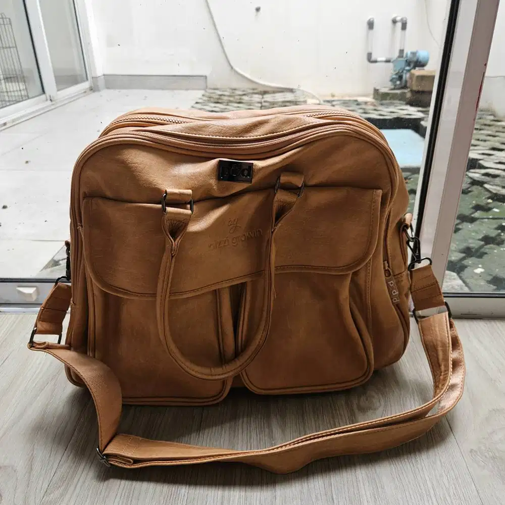 Baby Travel Crib Changing Bag POD Vegan Leather Porcini Bekas Like New