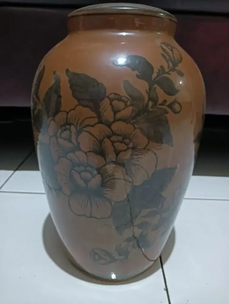 Guci vas mawar coklat