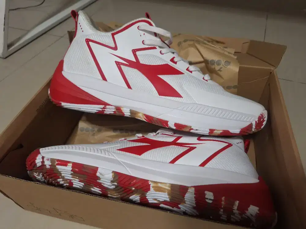 Sepatu diadora tennis white - Red