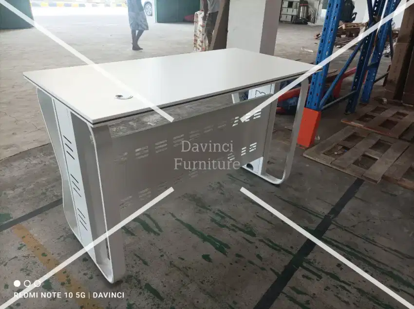 Meja Kantor Rangka Besi