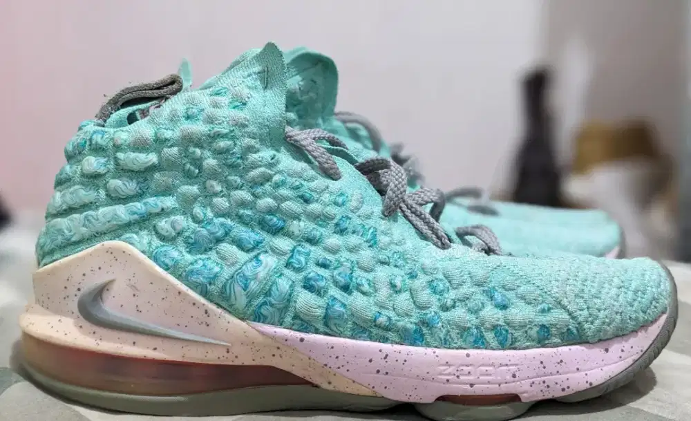 Sepatu basket Nike lebron 17