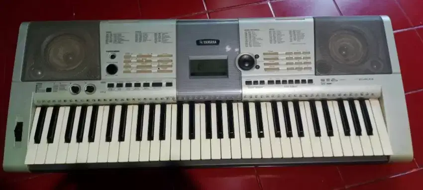 Di jual keyboard Yamaha psr e 403 bekas.keyboard sama adaptor saja