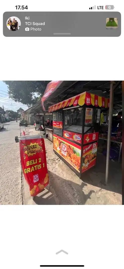 Penjaga outlet fried chicken