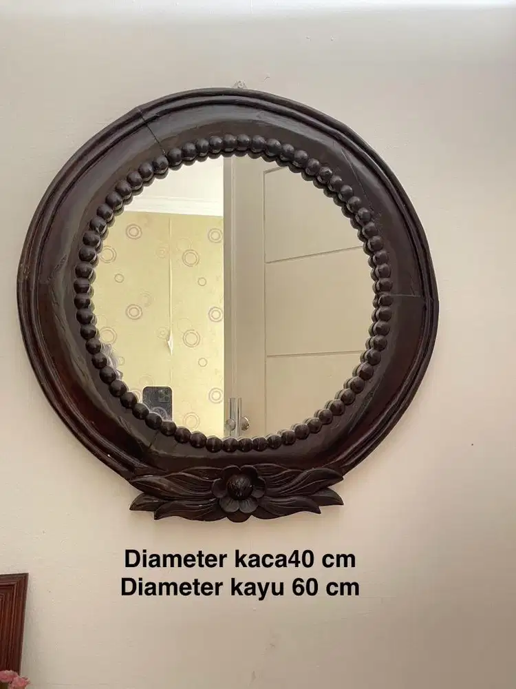 Cermin bulat jati kuno