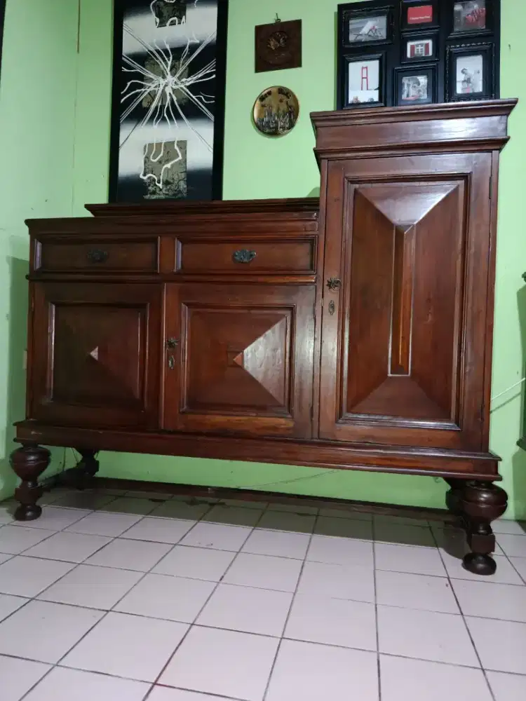 Buffet jati antik model Raffles