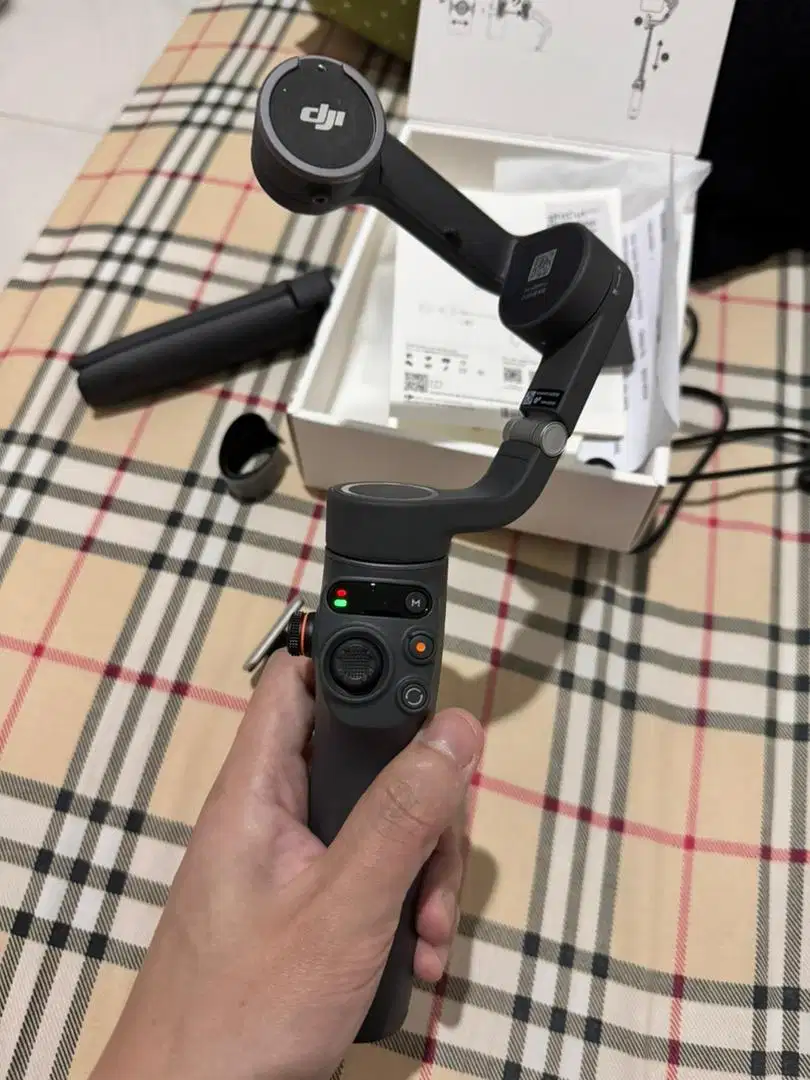 DJI Osmo Mobile 6 - 3 Axis Stabilization Smartphone Gimbal Stabilizer
