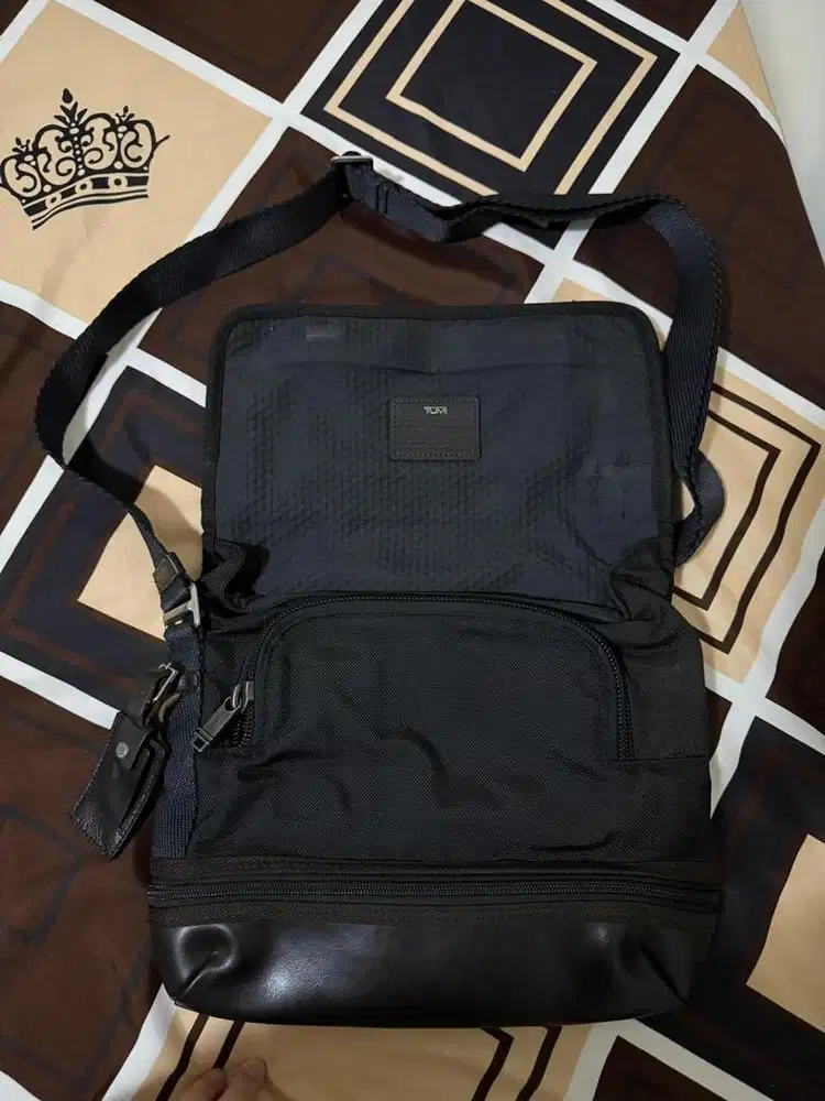 Tas tumi selempang pria
