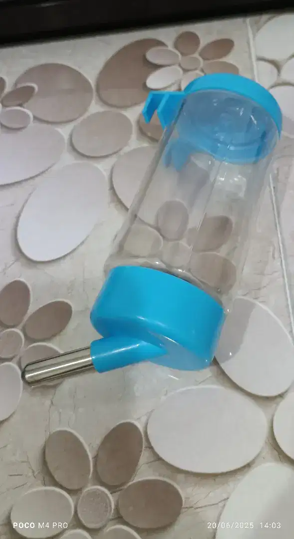 Botol air minum gantung