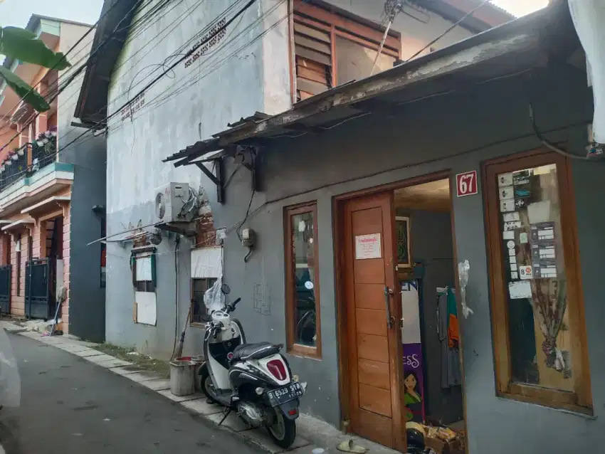 Rumah 2 lantai lokasi strategis, cocok untuk usaha kostan.