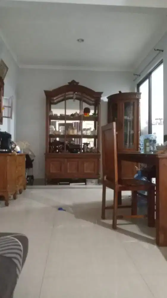 Lemari hias pajangan