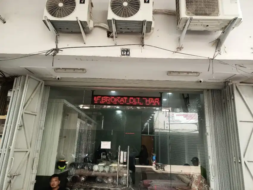 Staff gudang kain