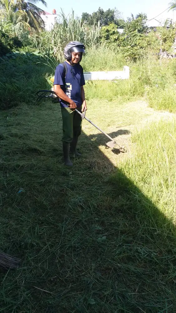 potong rumput dengan mesin seputaran peukanbada