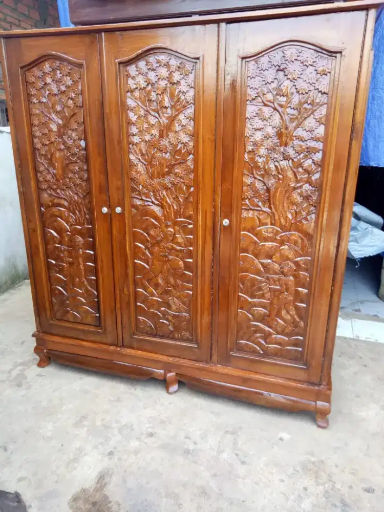 Lemari pakaian jati tua