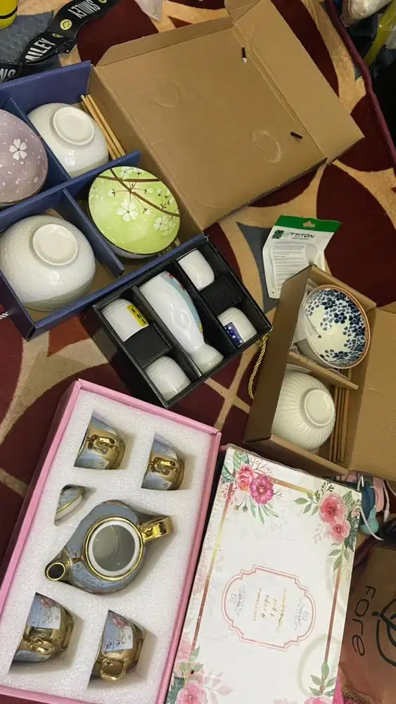 Peralatan makan baru semua borongan