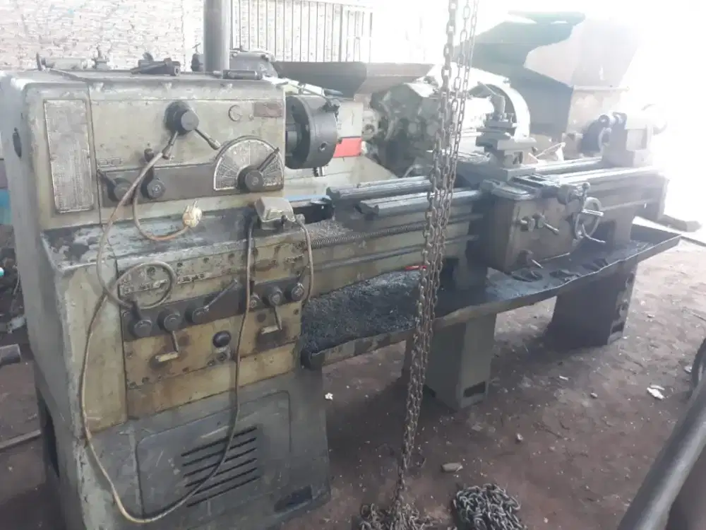 Mesin Bubut Eropa 1600 mm