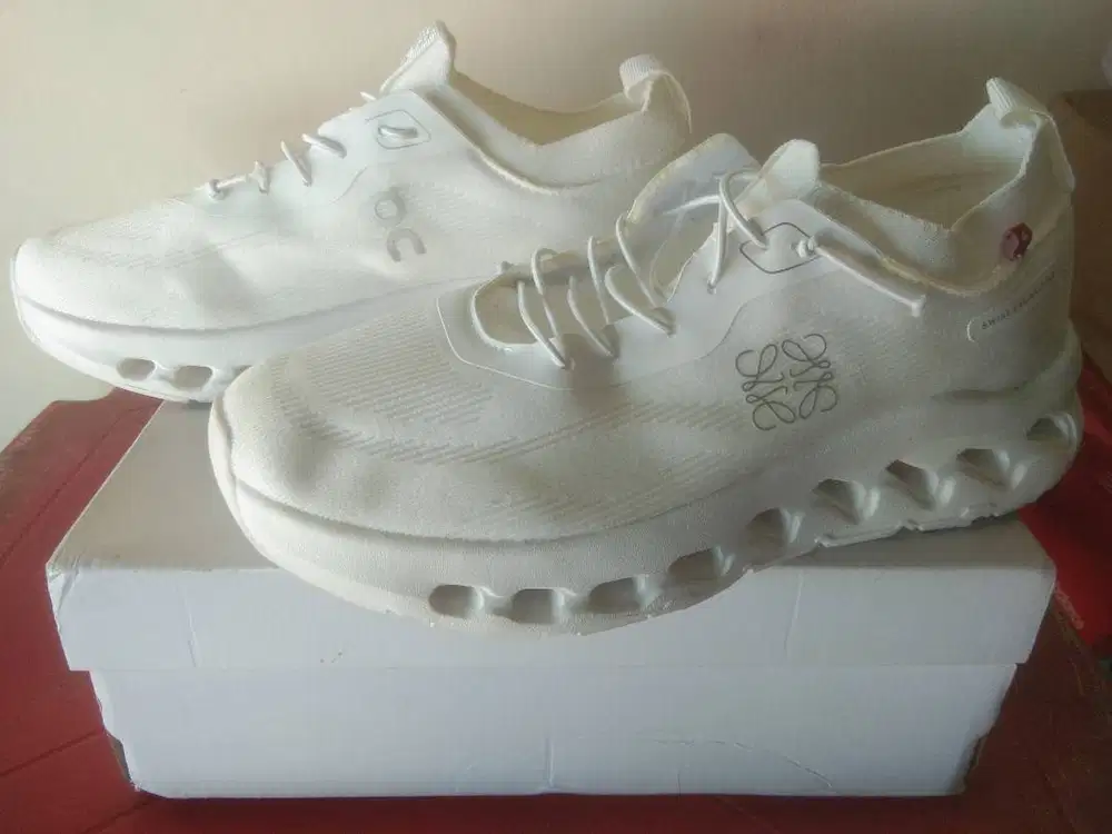 Sepatu Loewe x On Cloud Putih ukuran 43