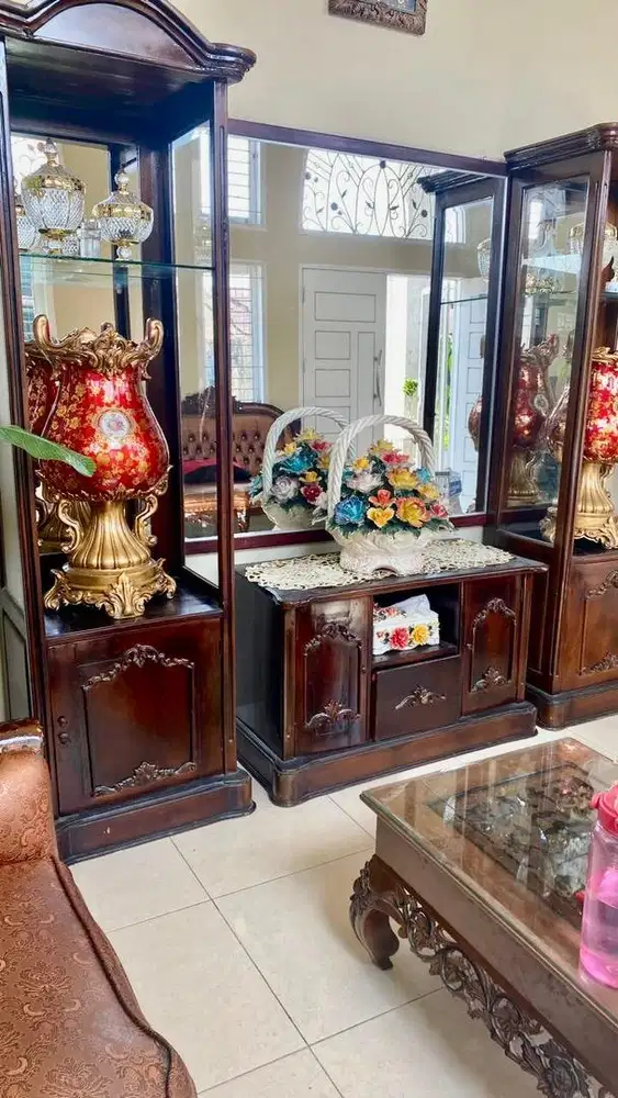 Lemari Jati Jumbo Beserta Isinya