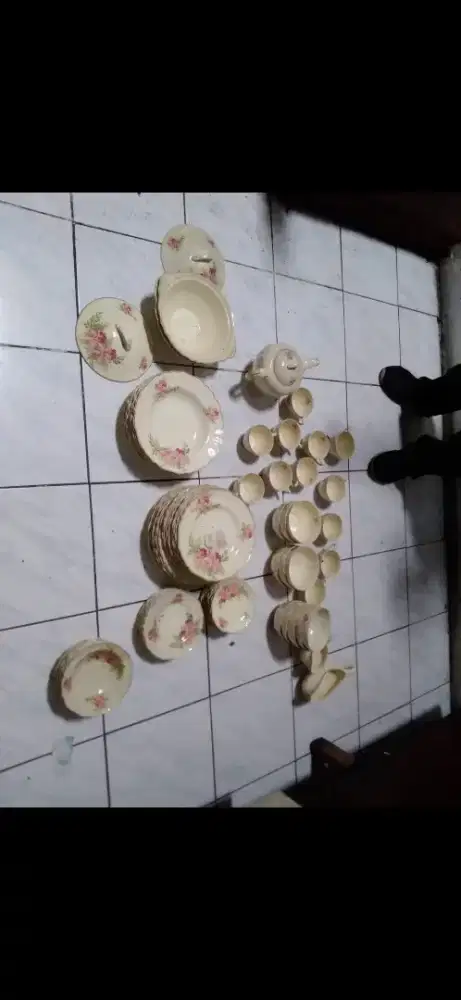 Koleksi piring dari Inggris merek Sunshine usia 50 tahun