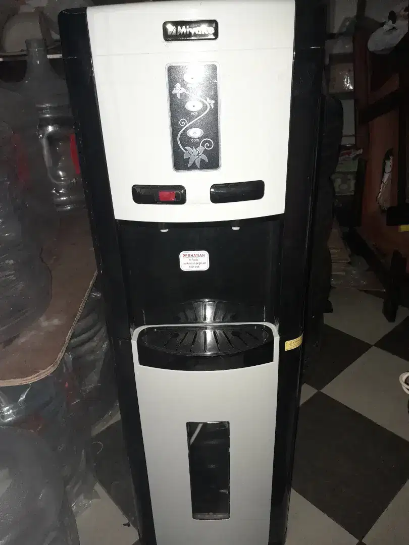 Dijual Dispencer bekas merk Miyako air panas dan normal.