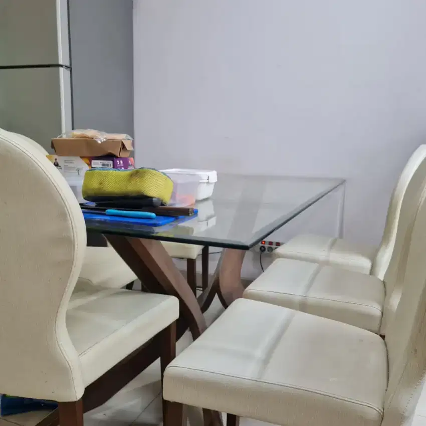 Meja makan kaca