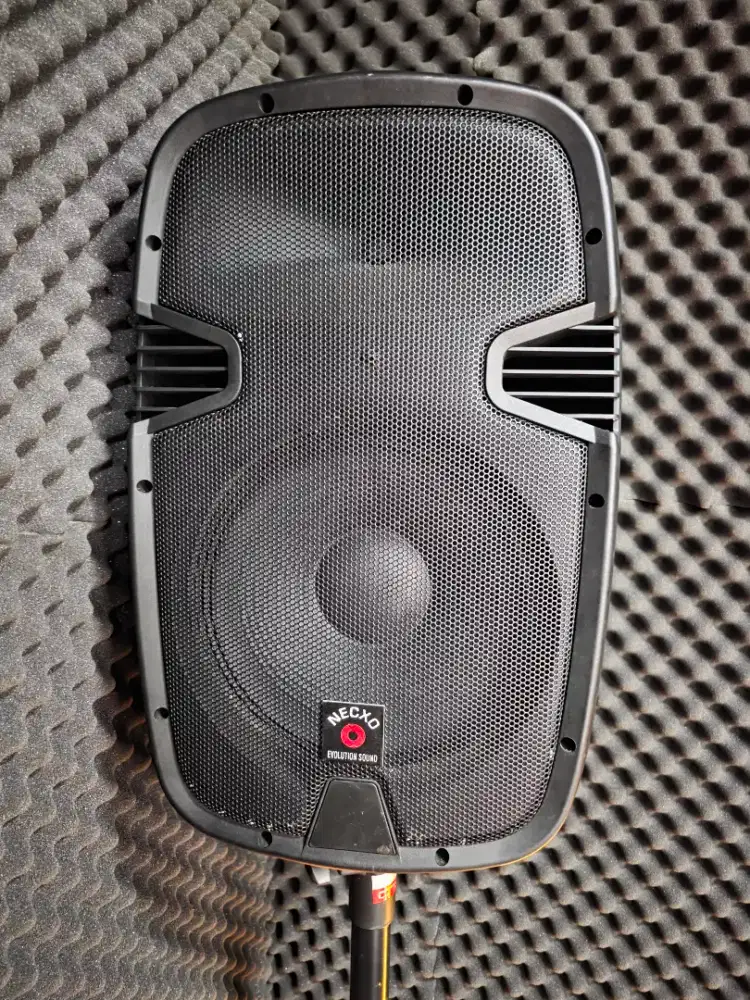 pengeras suara bermerek NECXO EVOLUTION SOUND.