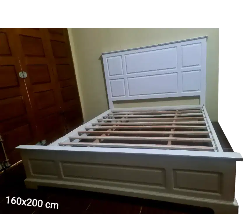 Ranjang tidur minimalis warna putih