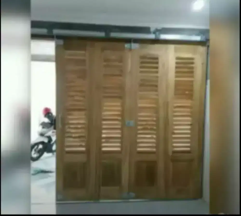 Pintu Garasi Kayu