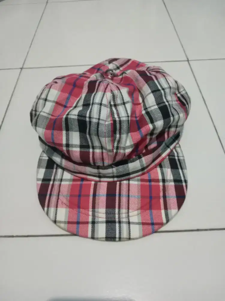 Topi motif kotak kotak merah hitam putih