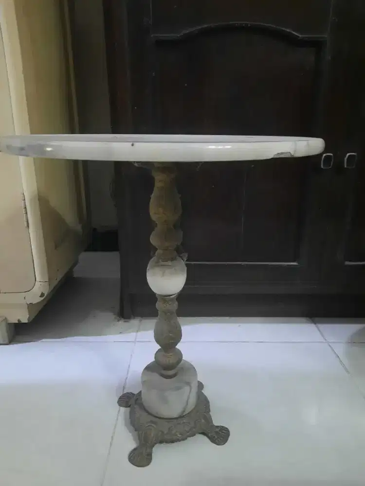 Meja marmer lawas tembus cahaya