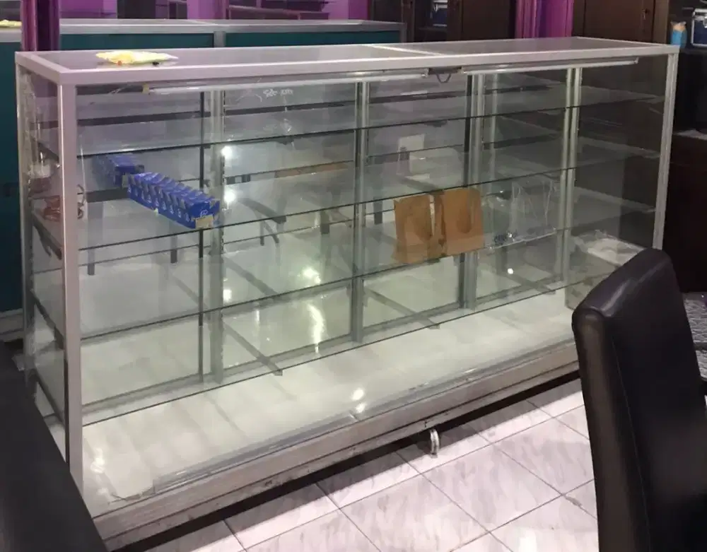 Etalase kaca ukuran 1.5 x 2mtr